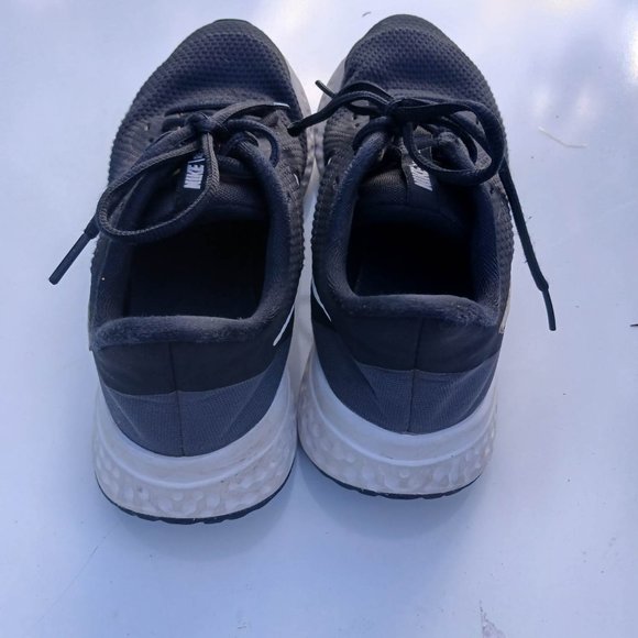 Nike Revolution size 5.5 Black White Grade School Shoes - Picture 4 of 9